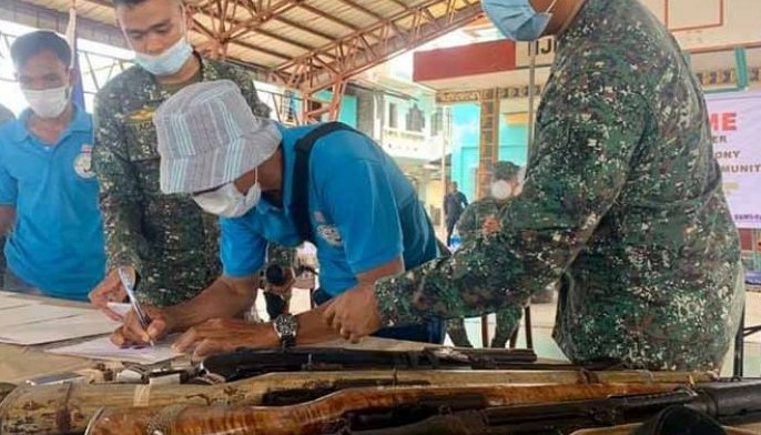 Residents of Tawi-Tawi town turn over 8 unlicensed guns