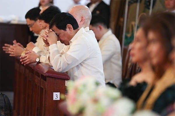 Duterte sa mga mamamayan: Magdasal tayo!