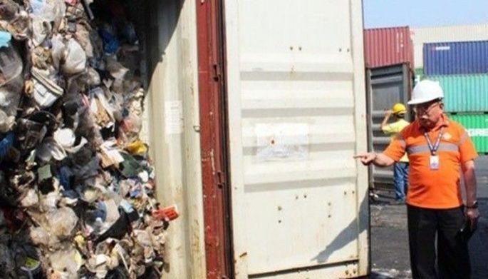 4 Customs officials kakasuhan sa basura ng Canada