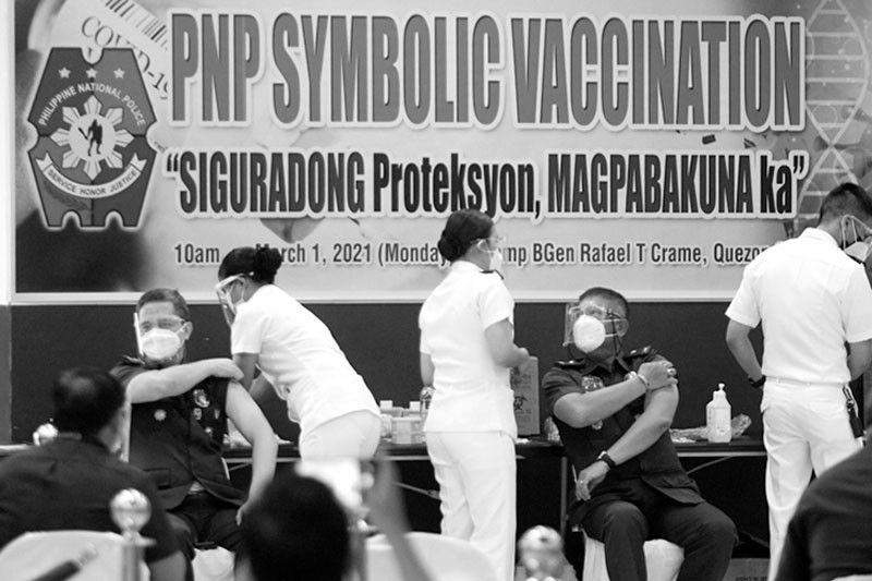 PNP, AFP nauna na rin sa vaccine