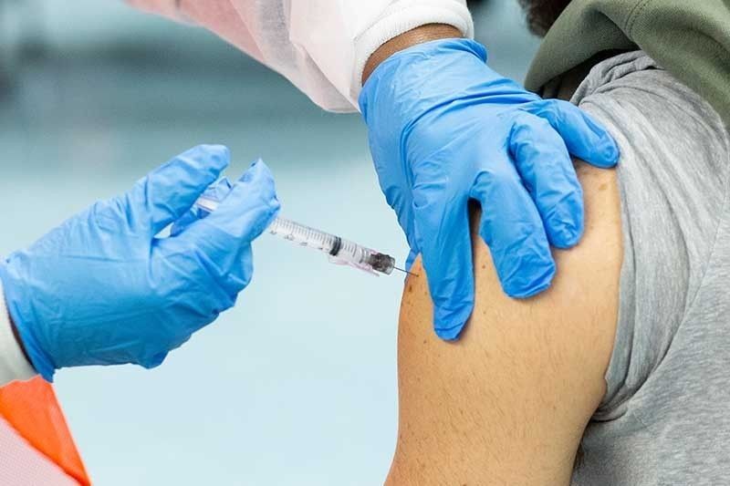 AstraZeneca vaccines ituturok sa senior health workers