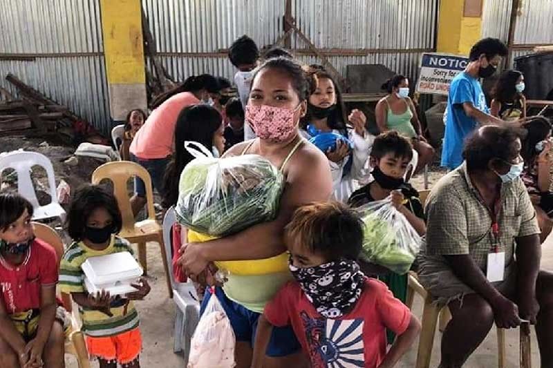 Homeless families receive food packs from VP Robredo