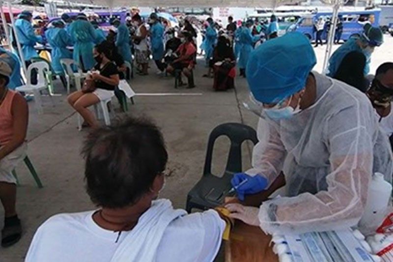 Medical frontliners sa Consolacion gipangbakunahan na