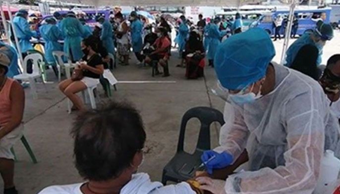 Medical frontliners sa Consolacion gipangbakunahan na
