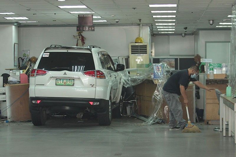 1 hurt as SUV crashes into bank