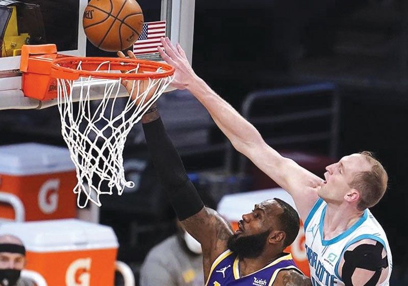 Lakers dinispatsa ang Hornets; Jazz nawalan ng tono sa Wizards