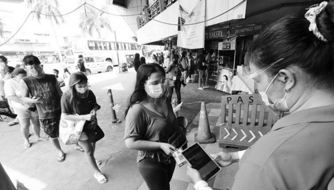 Quezon City contact tracers, brgy. response teams, ibang frontliners nabakunahan na