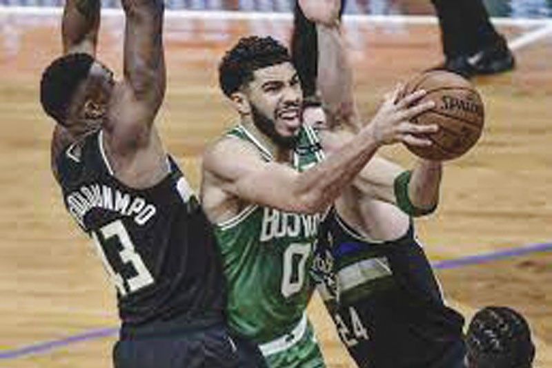 Celtics inawat ang Bucks