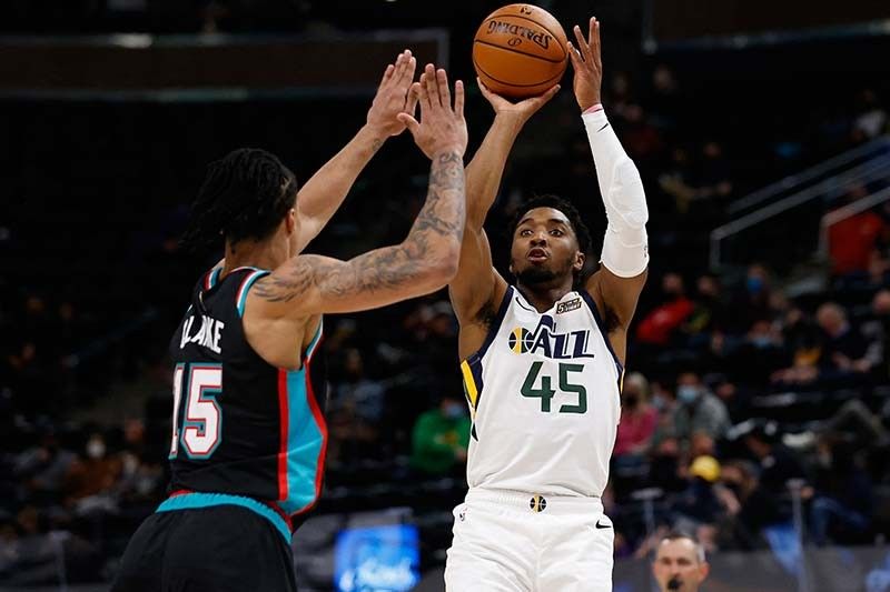 Jazz win fourth straight; Wolves rally back to keep Rockets reeling