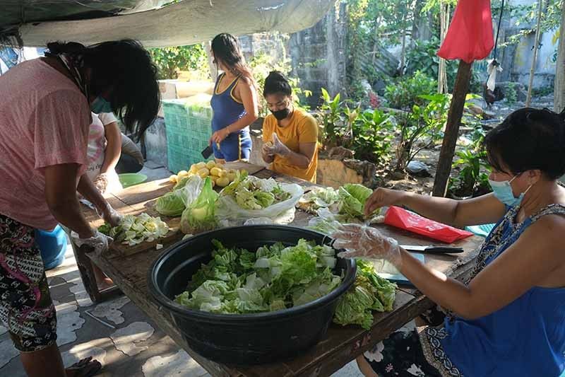 San Roque residents cook up community kitchens during wait for 'ayuda'