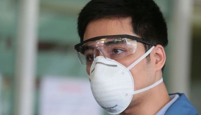 Ina ni Mayor Vico na si Connie Reyes, pumila, naghintay rin para makapagpabakuna