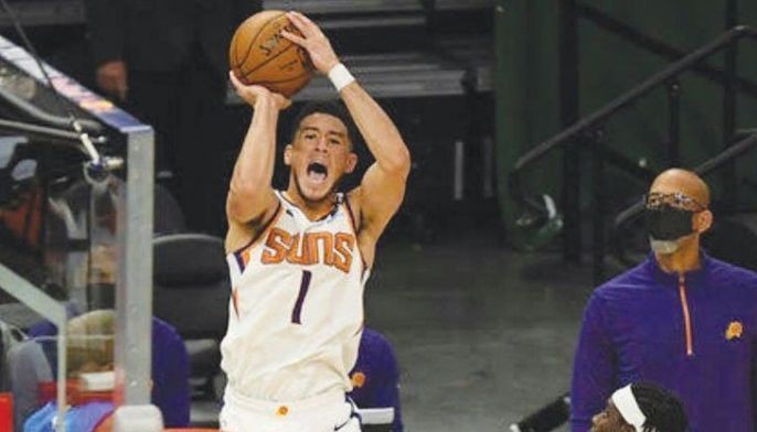 Booker iniligtas ang Suns