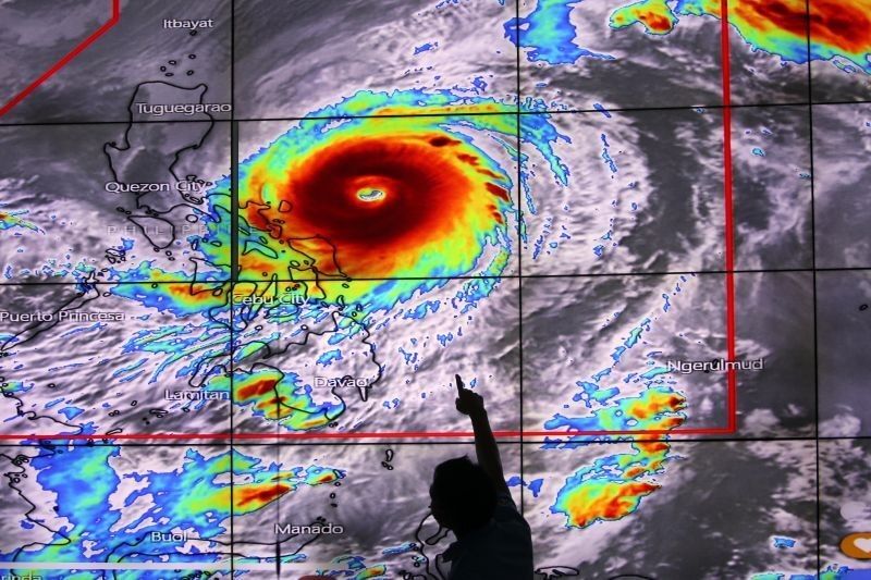 â��Bisingâ�� keeps strength as it moves slowly over Philippine Sea