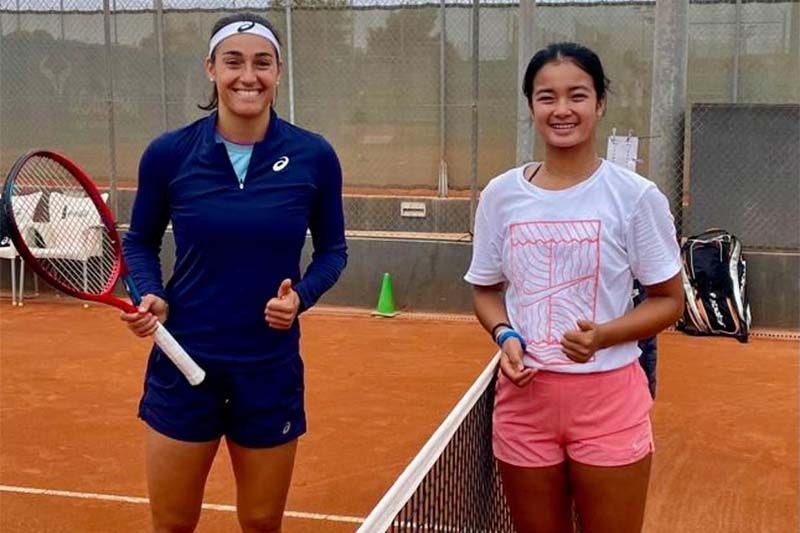 Alex Eala trains with French tennister Caroline Garcia