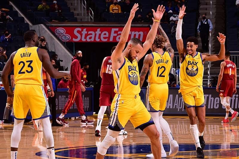 Curry, Warriors blow out injury-hit Nuggets; Clippers win fourth straight