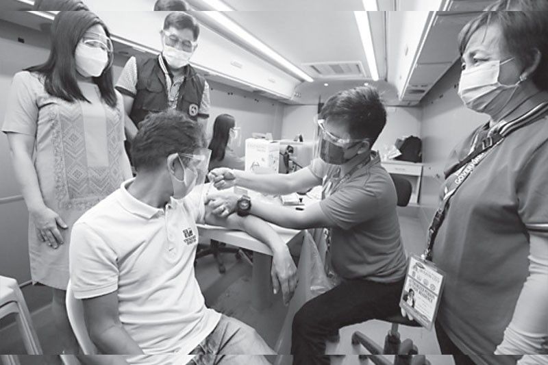 Mobile vaccination clinic sa Quezon City, umarangkada na