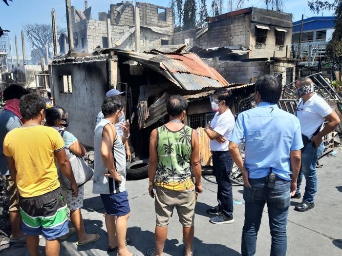 200 families displaced after fire razes residential area in Muntinlupa â�� local gov't