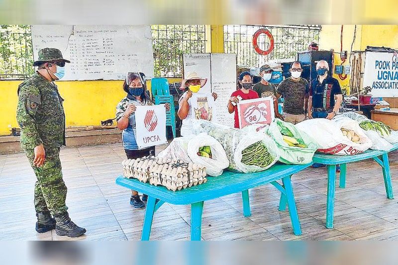 Quezon City Ready Reserve distributes goods to community pantries