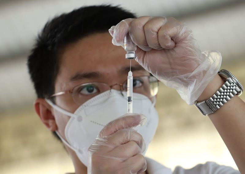 Local experts nakitaan ng 'theoretical basis' pagtuturok ng magkaibang COVID-19 vaccine brands
