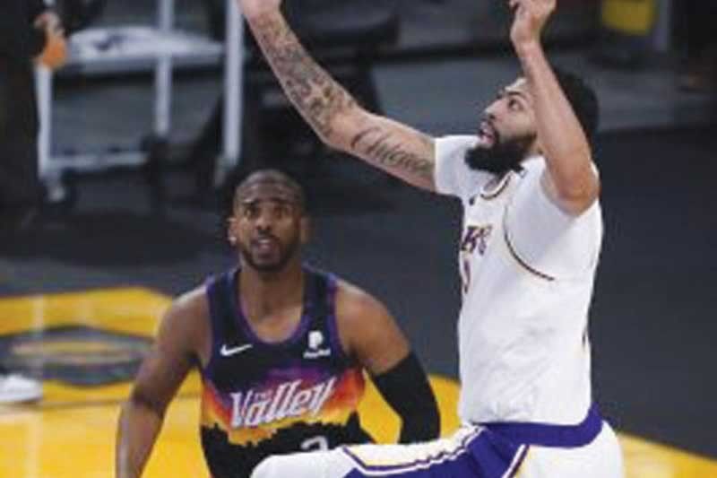 Davis binuhay ang tsansa ng Lakers sa playoffs
