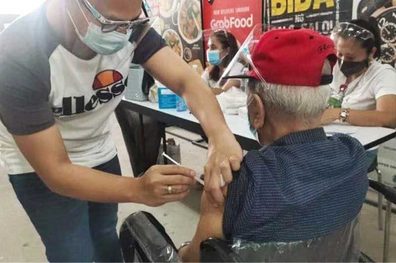 Vaccination in Cebu City stalled anew as 9,000 doses run out quickly