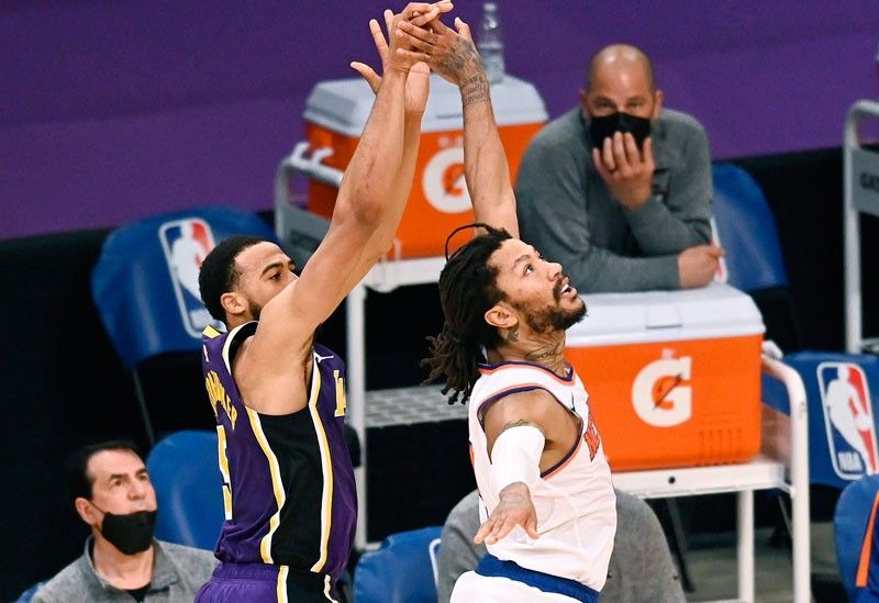 Last-gasp trey lifts Lakers over Knicks