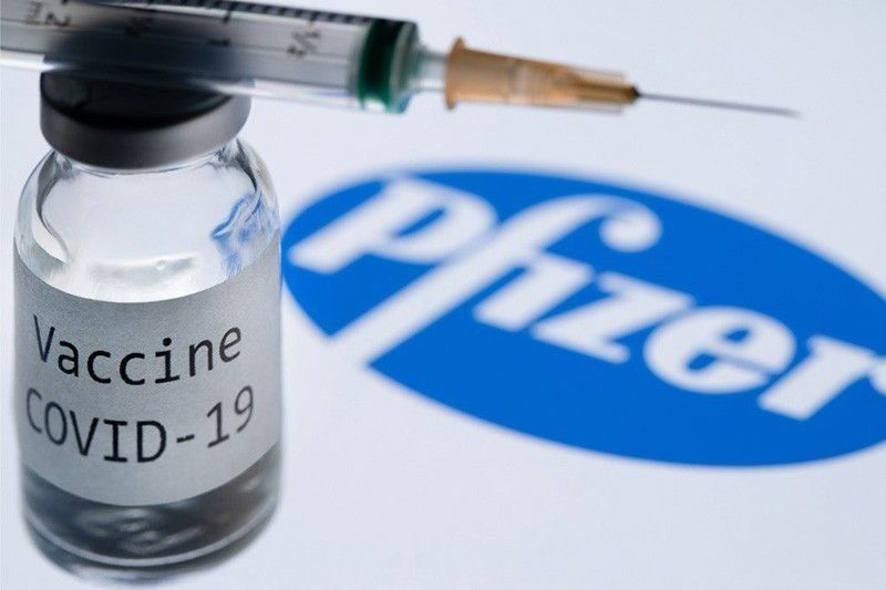 Pfizer vaccines itinurok na rin sa medical frontliners sa Maynila