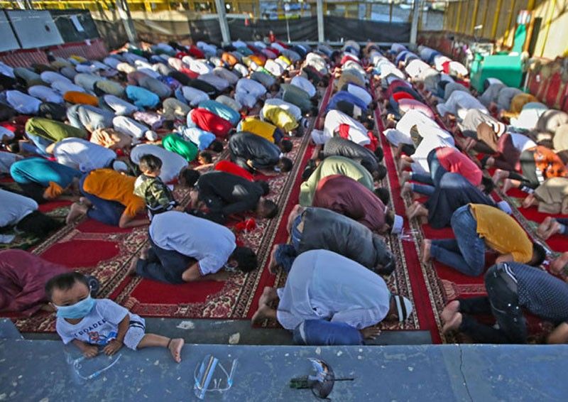 Duterte seeks peace as Muslims mark end of Ramadan