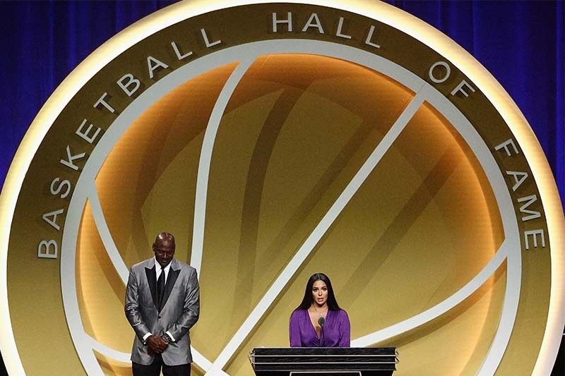 Kobe Bryant officially enshrined in Basketball Hall of Fame