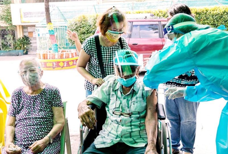 Centenarians get vaccinated in Navotas