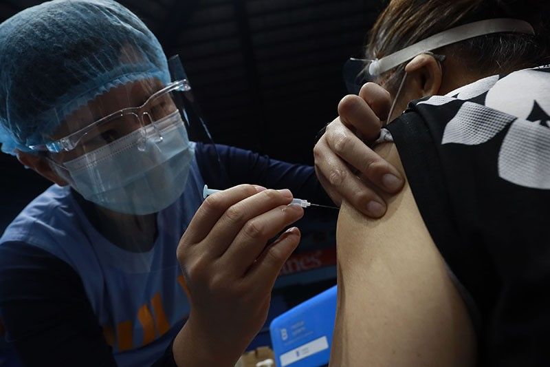 Governors, mayors 'mas prayoridad' na kaysa mga senior sa COVID-19 vaccine