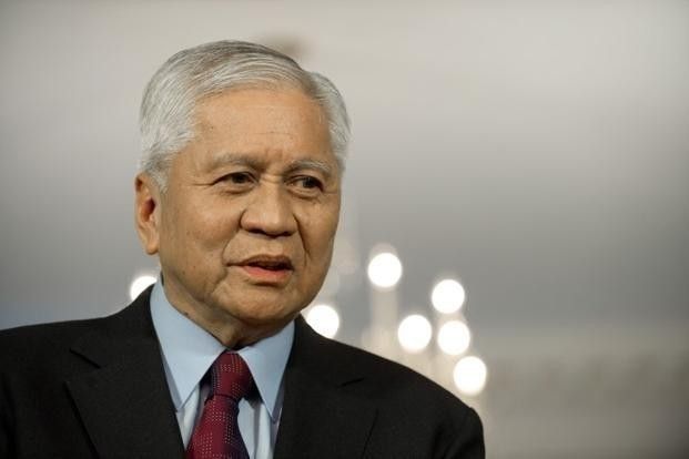 Duterte's West Philippine Sea remarks can be taken as 'surrendering' to China â�� Del Rosario