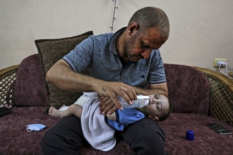 'No One Left But You': Bereaved Gaza Father Clutches Wounded Baby Boy ...