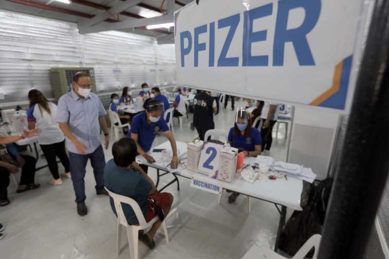 Pfizer COVID-19 vaccine ibigay sa mahihirap na komunidadâ Duterte