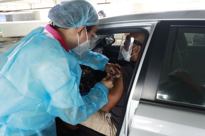 Drive thru vaccination in Quezon City