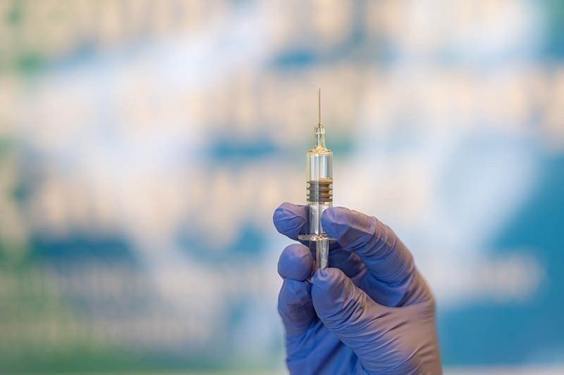 Mayor sa CamSur, nagpaturok ng COVID-19 vaccine sa âpuwetâ