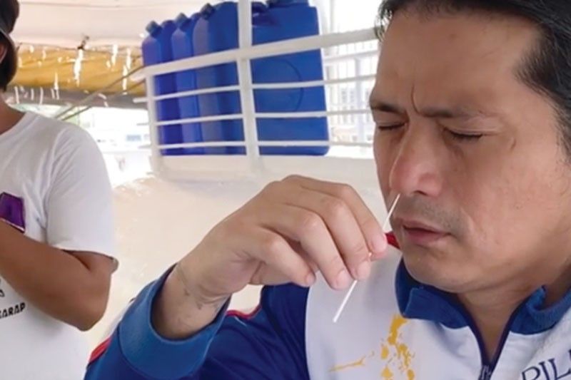 Kahit bawal... Robin, Ipinagmalaki ang sariling swab test!