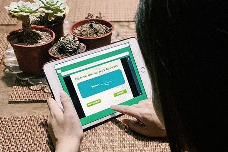 Mga estudyante sa Nueva Ecija binigyan ng tablets para sa online class