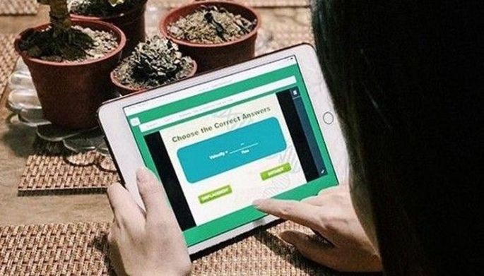 Mga estudyante sa Nueva Ecija binigyan ng tablets para sa online class