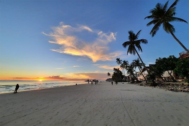 7 turista sa Boracay nameke ng swab test, arestado