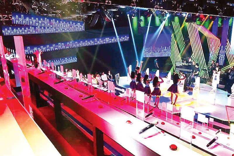 Stage/set ng Everybody, Sing!, kinabiliban