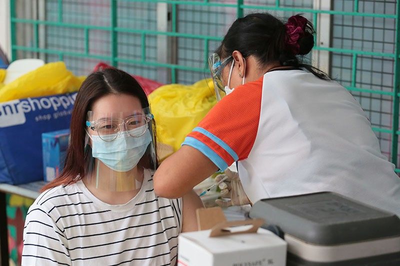 QC gov't opens workers' vaccination after working hours