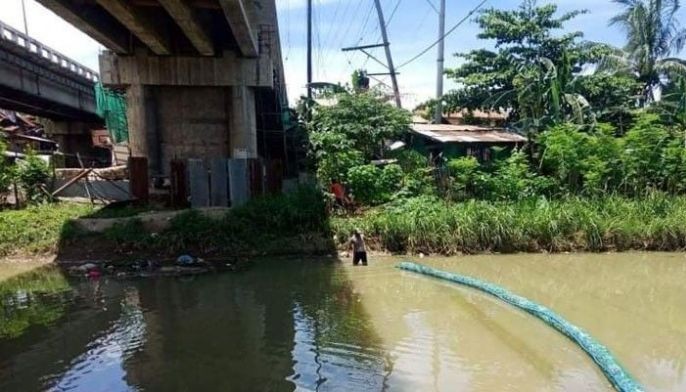 Boya nakatabang og limpiyo sa sapa sa Talisay