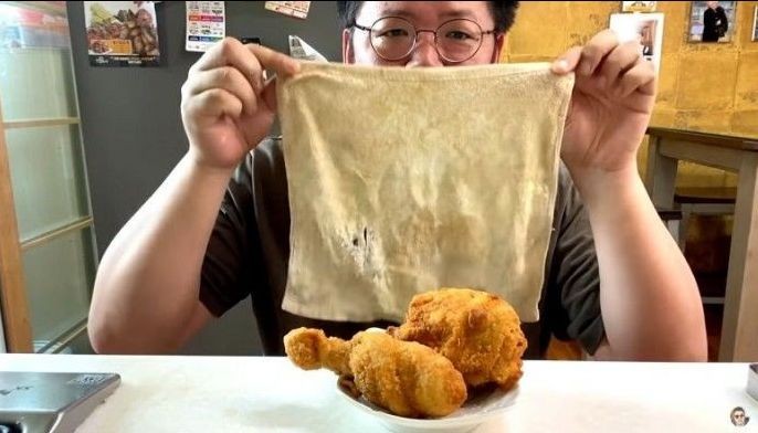 Viral: Koreanong vlogger ni-recreate 'pritong tuwalya' ng fastfood chain