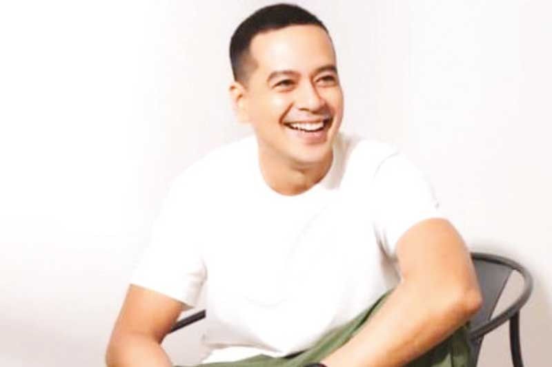 John Lloyd naintriga nang bakunahan