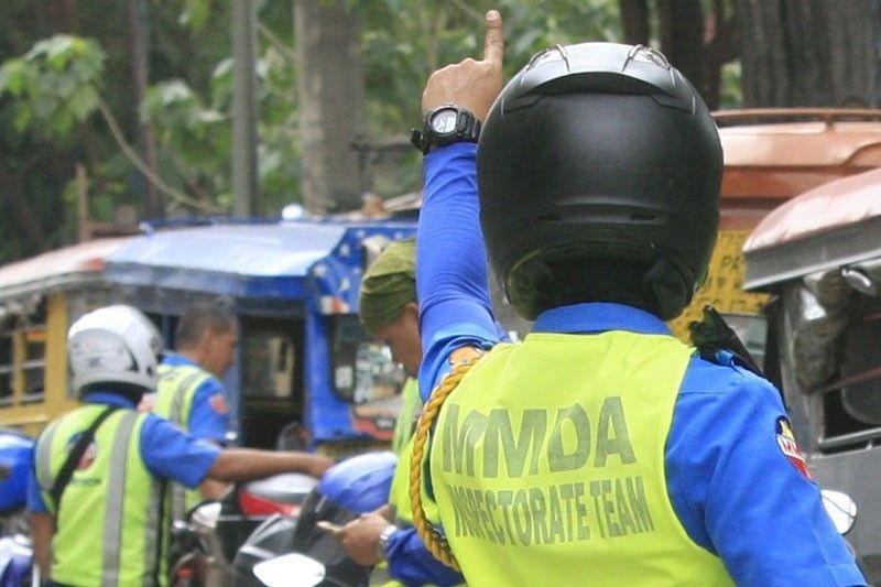 2 MMDA traffic enforcer huli ng video sa kotong
