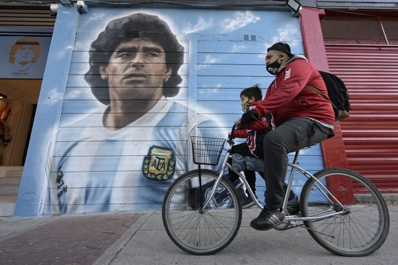 Prosecutors question Diego Maradona's doctor in manslaughter probe