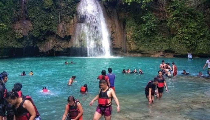 Tourists cry foul over &lsquo;exorbitant fees&rsquo; at Kawasan