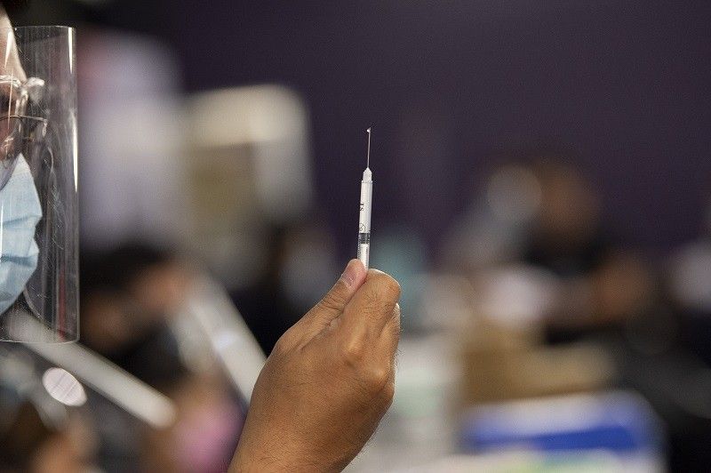 DOH, Makati kinumpirma COVID-19 vaccination vid na 'nanusok lang ng karayom'