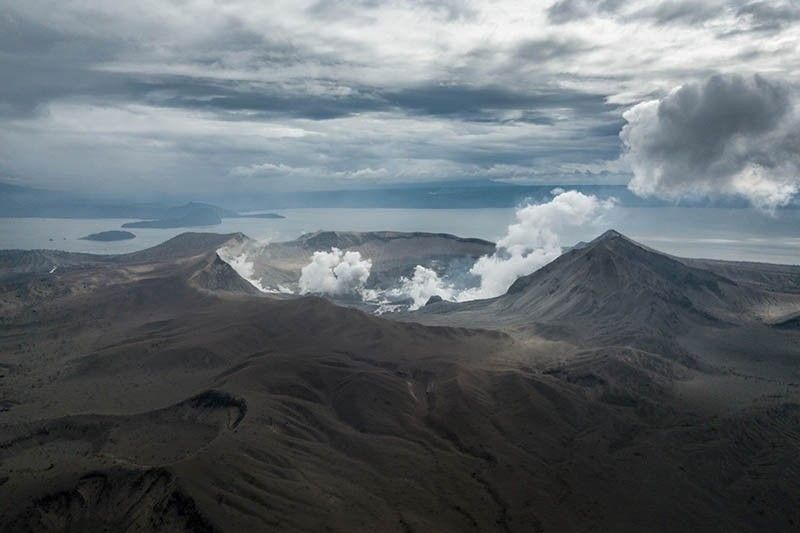 Tone-toneladang asupre  iniluluwa ng Taal Volcano
